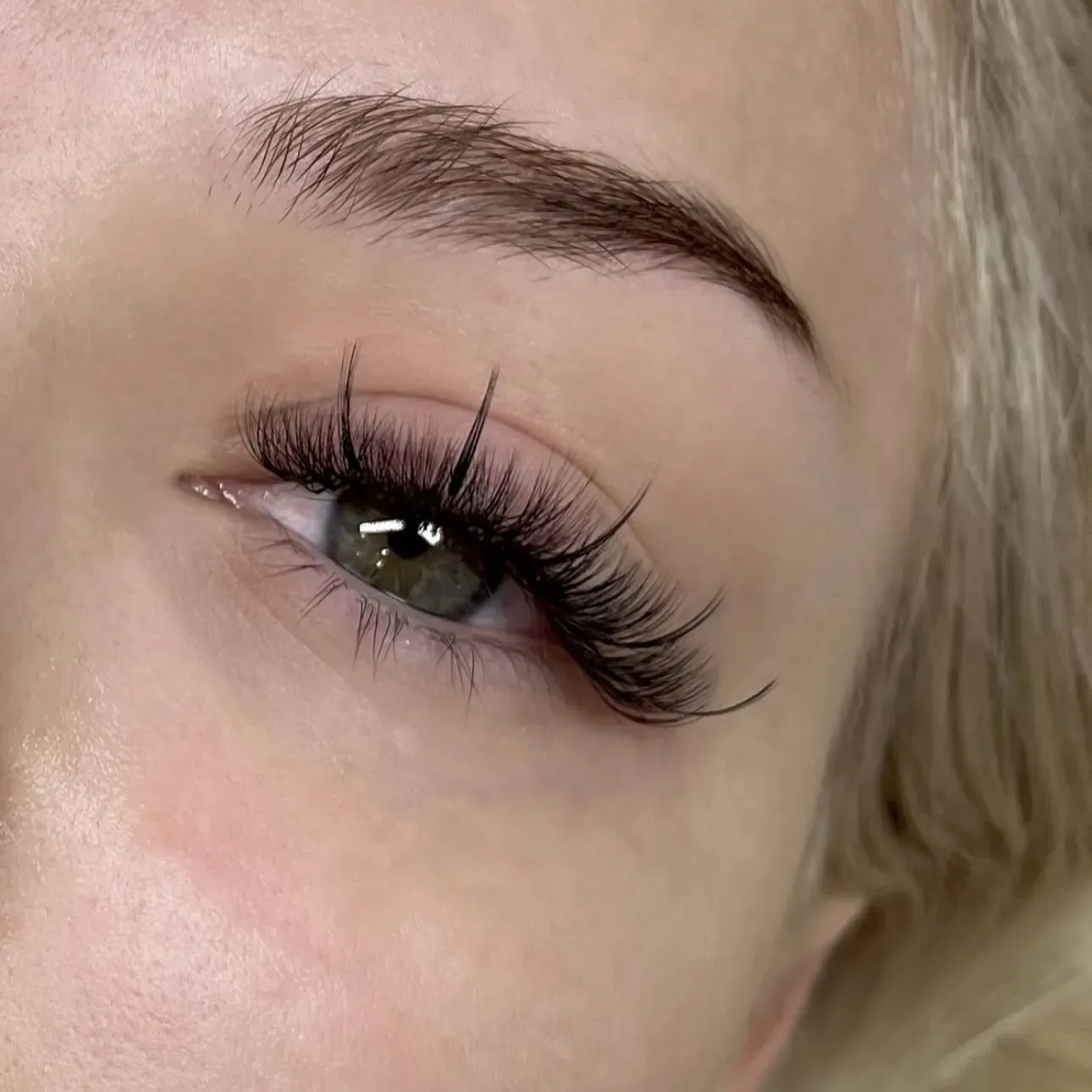 Wispy Anime designer lash detail representing the Elegant Volume Set