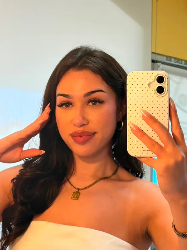 Client showing her lash extensions in a mirror selfie
